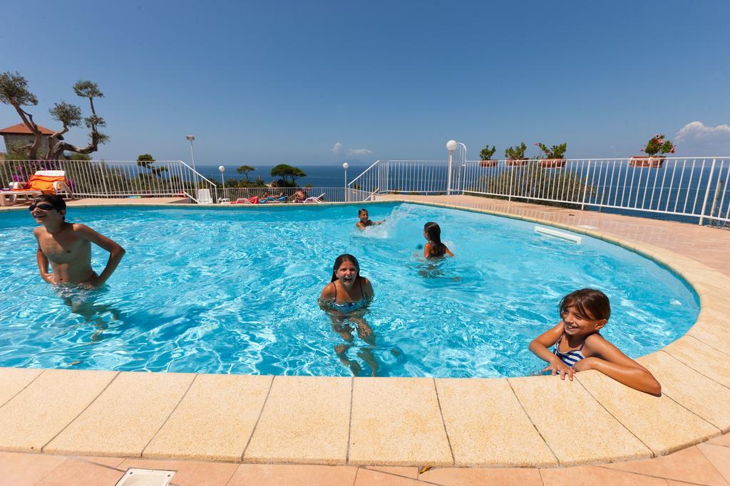 Villaggio Villa Lubrense มัสซาลูเบรนเซ ภายนอก รูปภาพ