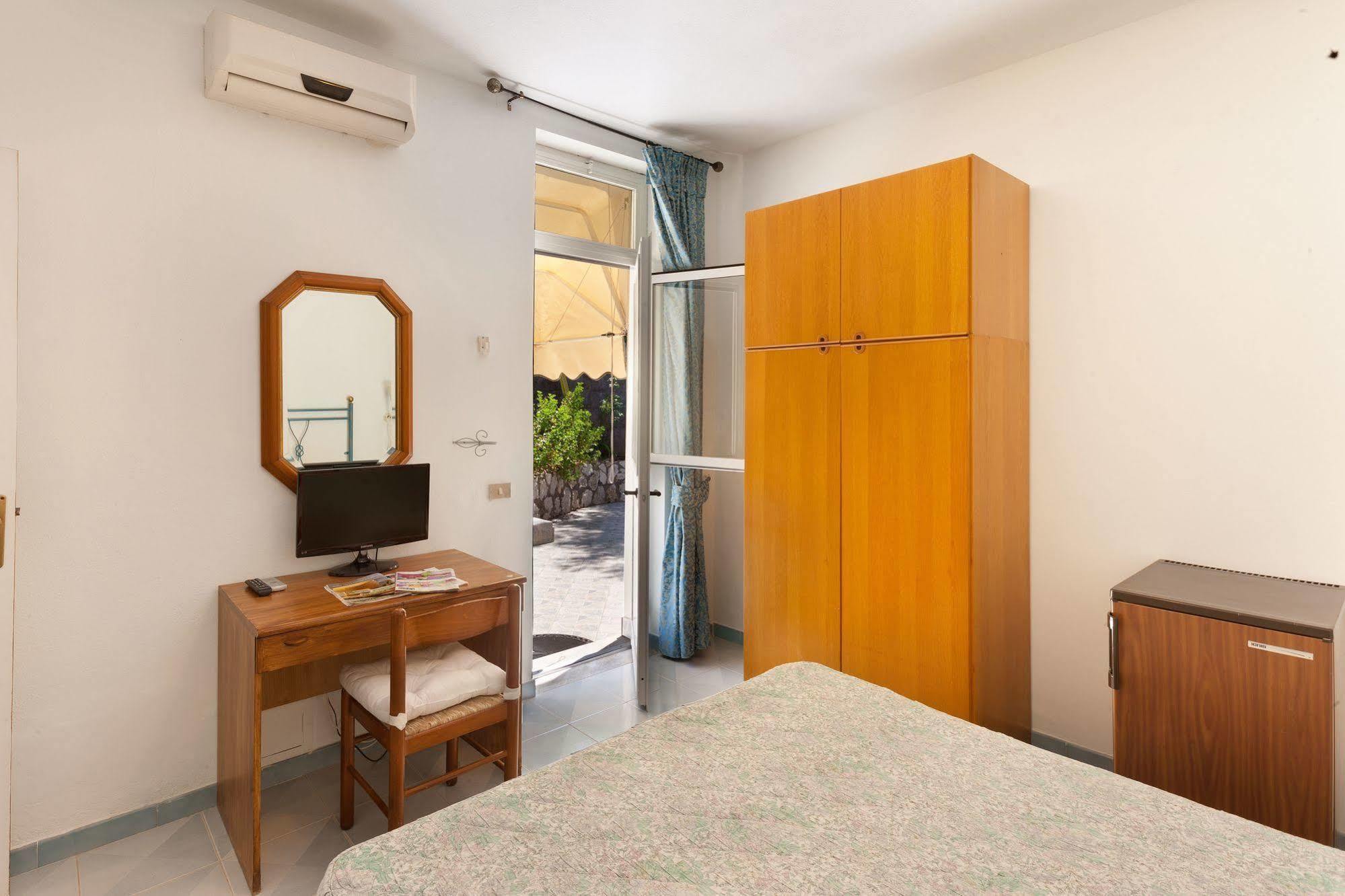 Villaggio Villa Lubrense มัสซาลูเบรนเซ ภายนอก รูปภาพ