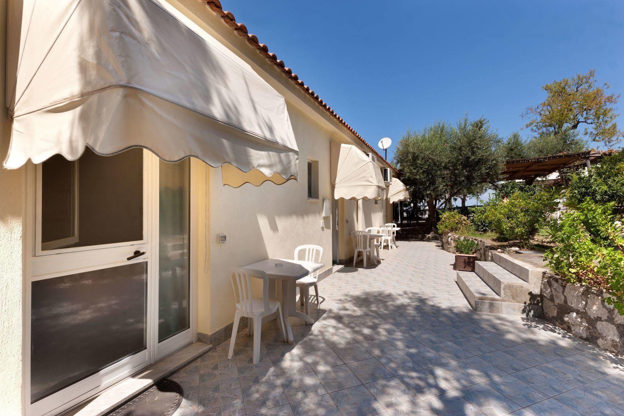 Villaggio Villa Lubrense มัสซาลูเบรนเซ ภายนอก รูปภาพ